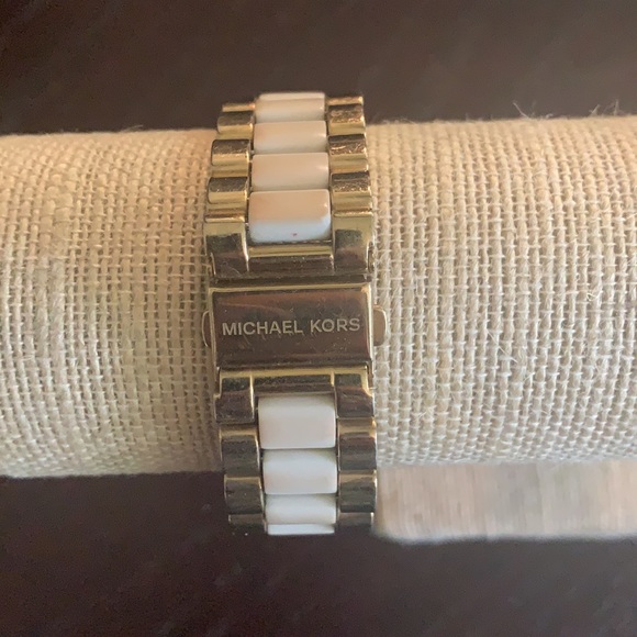 Michael Kors Gold & white watch - Picture 4 of 7
